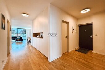 | Dizajnový 3 izbový byt s 2 terasami a garážou na Kolibe - 9