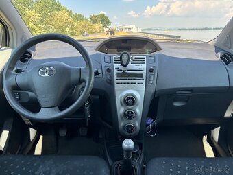 Toyota yaris 1.3 - 9
