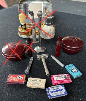 Staré spony, natáčky, holičský strojek na vlasy, flakony - 9