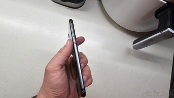 Apple iPhone 8 64GB - nová batéria, zachovalý, plne funkčný - 9