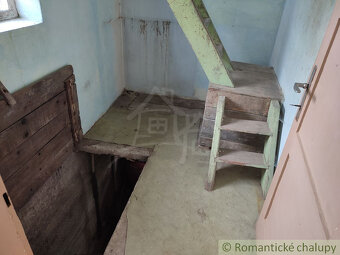 Staršia chalupa s hospodárskymi budovami na pozemku 850 m2 - 9