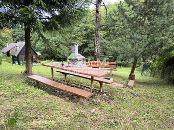 Rekreačná chata s veľkým pozemkom v lese - 9