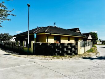 PRIESTRANNÝ BUNGALOV S GARÁŽOU NA PEKNOM ROŽNOM POZEMKU - 9