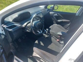 Peugeot 208 1.2  PureTech STYLE - 9