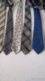 Predám zúbkované nožnice,kravaty,látky zo socializmu - 9