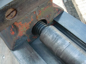 Predám masívny dielenský zámočnícky zverák - 9