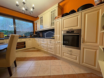 Atypický, priestranný rodinný dom v tichej časti Komárna - 9