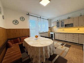 Na predaj RODINNÝ DOM v centre obce Konská - 9