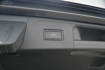 Volkswagen Passat Variant 2.0 TDI Elegance 4Motion DSG - 9