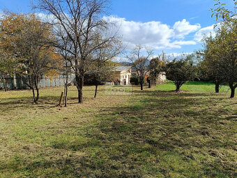 Bystré – slnečný, rovinatý pozemok s hosp. budovou, 872 m2 - 9