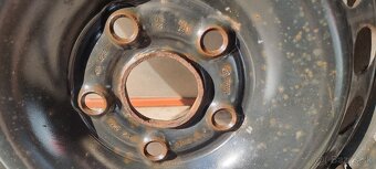 Predam zimné pneumatiky na diskoch 5x112 r15 et47/ 195/65r15 - 9