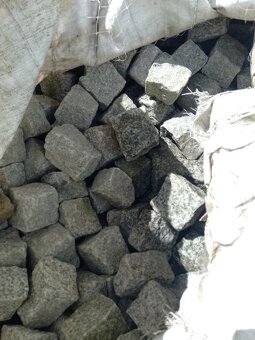 Žulové výrobky- kocky, obrubníky, dlažba ... - 9
