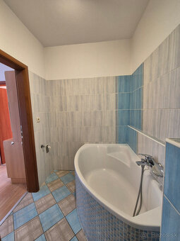 Znížená cena- priestranný 2 izbový byt s parkovacím miestom - 9