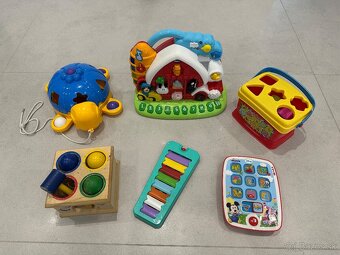 Detska stolicka, stolik, hracky, gumaky,  … - 9