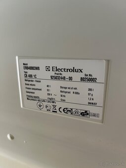 Predám chladničku s mrazničkou Electrolux ERB40003W8 - 9