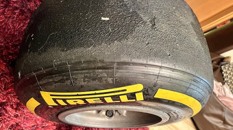 Predám originálny stolík F1 pneu Pirelli-Ferrari Ch.Leclerc - 9