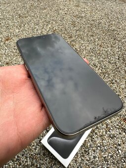 iPhone 15 pro - baterie 96% - 9
