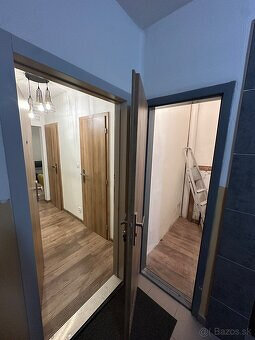 PREDÁM NADŠTANDARTNÝ, KOMPL.REKONŠ 1 IZB. BYT, 41 m2, SEKČOV - 9