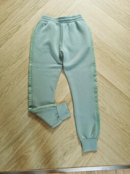 NOVE Guess smotanove,zelene,fialove teplaky - 9