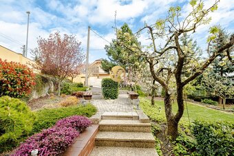 Na PREDAJ Dvojgeneračný RD Nitra - Hornozoborská na 909m2 po - 9