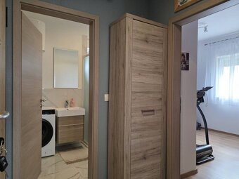 CHORVÁTSKO - 3 izbový apartmán v novostavbe 140 m od mora- V - 9