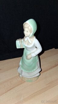 Predám porcelánovú figúrku/sošku Dievča s balíčkom - 9