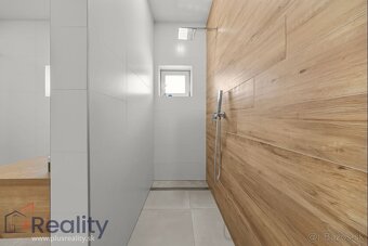 Moderný rodinný dom s veľkým pozemkom, terasou a zariadením - 9