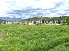 Slnečný a priestranný stavebný pozemok v centre obce Kriváň, - 9