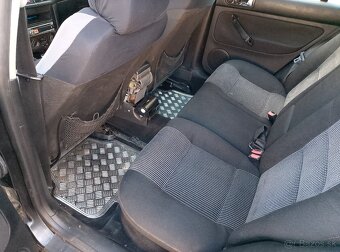 Predám Volkswagen Golf IV 1.9 TDI 81kw M5 5d S klímou - 9