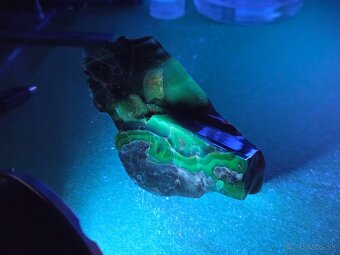 Vulkanický Achát - UV aktívny - 9