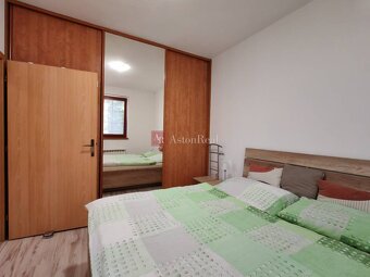Vkusný dvojpodlažný 5-izb. RD 218m2 s bazénom, pozemok 651m2 - 9