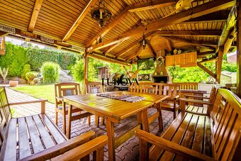 RODINNÝ dom s bazénom a krásnou záhradou - 9