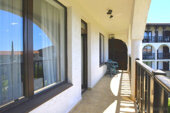 Apartmán 2+kk s výhledem na bazén a moře, 300 m od pláže - 9