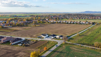 Na predaj stavebný pozemok so základovou doskou v Dolnom Vin - 9