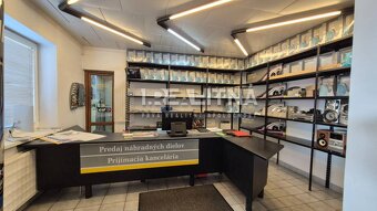 Priemyselný areál (tri haly, recepcia, kancelária, garáže, l - 9