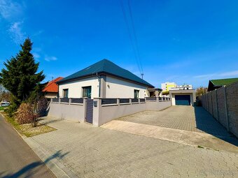 ŠAHY: Exkluzívny rodinný dom s bazénom, garážou a altánkom - 9