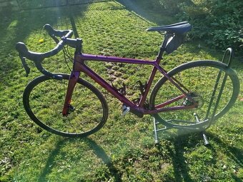 Cestný karbonový bicykel BH - 9