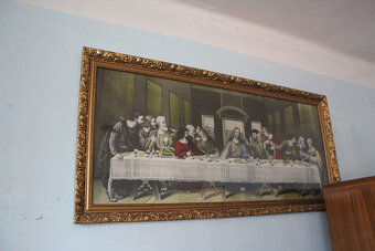 šicí stroj,skrina, knihovnička,sedačka. - 9