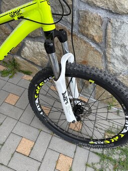 Kellys Whip 10, helma a chrániče - 9