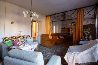 Starší trojpodlažný dom blízko centra - 9