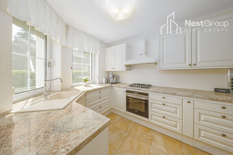 RODINNÁ VILA S BAZÉNOM, POZEMOK 975 m2, DVOJGARÁŽ,TOP POLOHA - 9