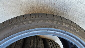 Predám zánovné letné pneu Pirelli P7 Cinturato 235/40 R19 - 9