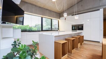 | NADŠTANDARDNÝ 6i RD s bazénom, pozemok 1583 m2, BA V.-Ruso - 9