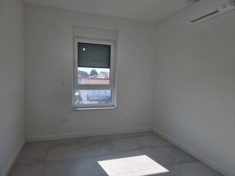 CHORVÁTSKO - Moderné apartmány neďaleko peknej pláže - VODIC - 9