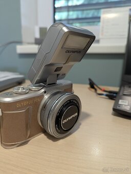 Olympus PEN E-PL9 + externý blesk, spúšť, 2 batérie - 9