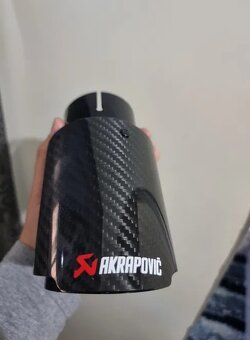 Univerzálna  koncovka výfuku Logo: Akrapovič  dizajn Carbon - 9