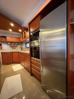 Nadštandardný 7-izbový rodinný dom s bazénom a saunou, Rača - 9