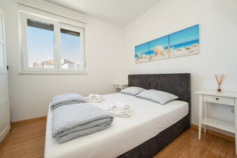 Chorvatsko-luxusný zariadený 4 izbový apartmán na Pagu - 9