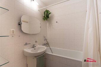 Tichá lokalita v objatí prírody: 3-izbový byt s balkónom - 9