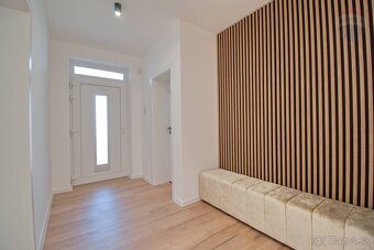Na predaj: 4 izbový rodinný dom s garážou, pozemok 753m2, Vy - 9